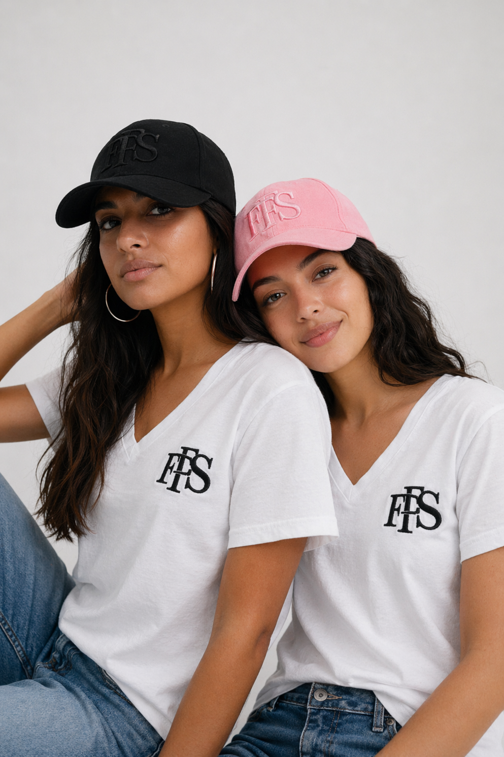 Chicas con la camiseta y gorra oficial FPS