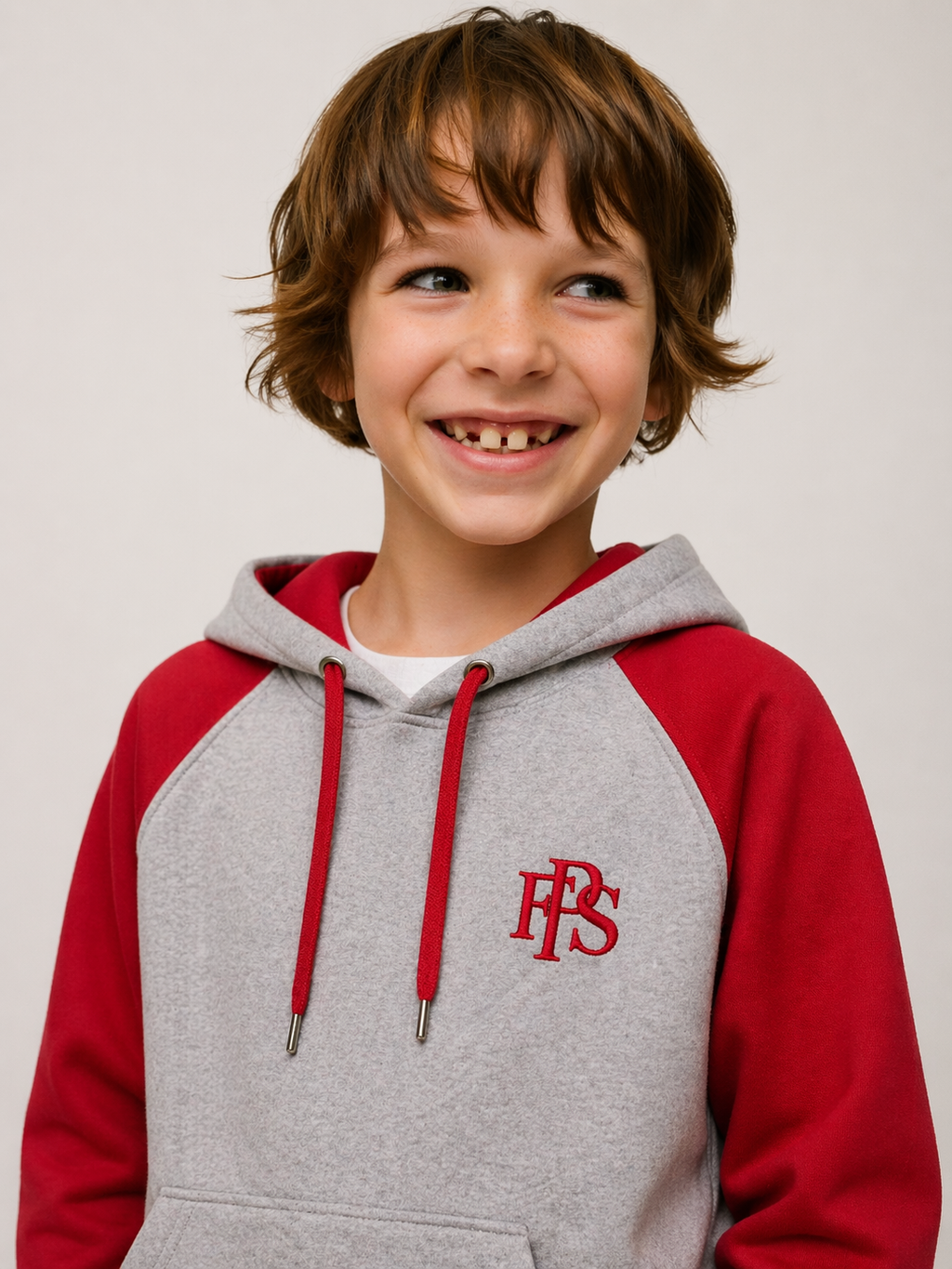 Niño con la sudadera gris y roja FPS